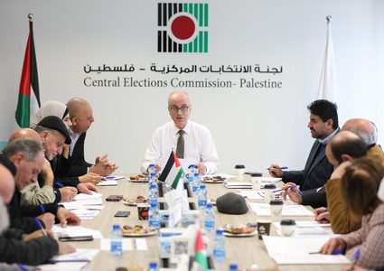 لجنة الانتخابات المركزية تبحث مع الأحزاب والفصائل الاستعدادات للانتخابات المحلية