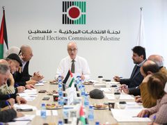 لجنة الانتخابات المركزية تبحث مع الأحزاب والفصائل الاستعدادات للانتخابات المحلية