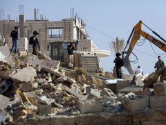 الاحتلال يُجبر مواطنا على هدم منزله في سلوان