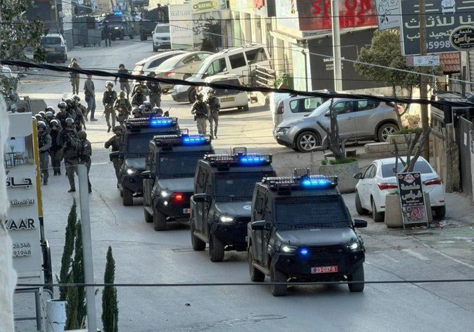 الاحتلال يواصل عدوانه على مناطق شمال شرق القدس ويقتحم مخيم قلنديا