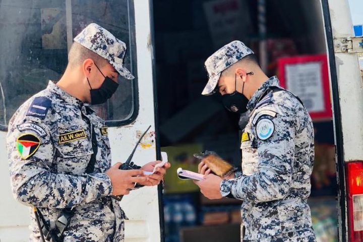 الاقتصاد والضابطة الجمركية تضبط سلعة غذائية مخالفة داخل مستودع في رام الله