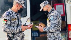 الاقتصاد والضابطة الجمركية تضبط سلعة غذائية مخالفة داخل مستودع في رام الله