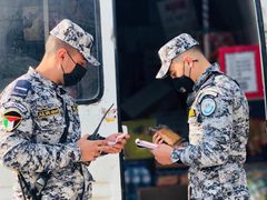 الاقتصاد والضابطة الجمركية تضبط سلعة غذائية مخالفة داخل مستودع في رام الله