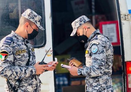 الاقتصاد والضابطة الجمركية تضبط سلعة غذائية مخالفة داخل مستودع في رام الله