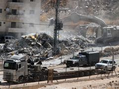 الاحتلال يهدم محال ومنشآت تجارية بمحيط مخيم قلنديا شمال القدس المحتلة