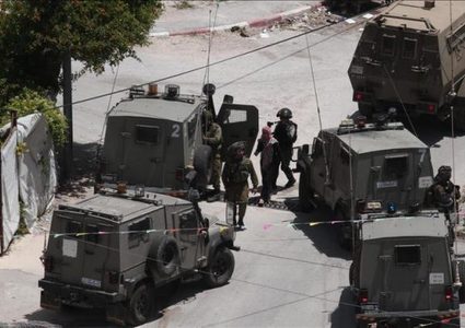 إصابة مواطن واقتحام وعمليات هدم في مخيم قلنديا وكفر عقب وشارع المطار بالقدس