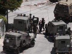 إصابة مواطن واقتحام وعمليات هدم في مخيم قلنديا وكفر عقب وشارع المطار بالقدس