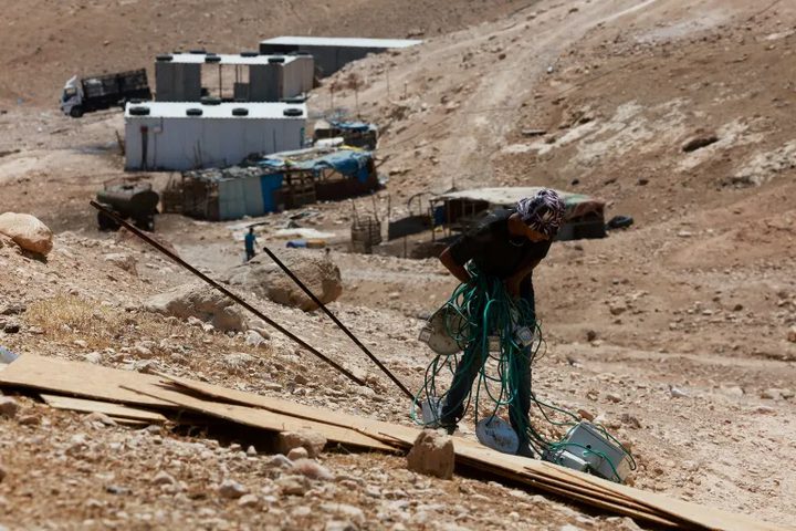 رحيل عدة عائلات عن خربة الحديدية بسبب عنف المستوطنين