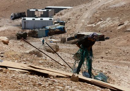 رحيل عدة عائلات عن خربة الحديدية بسبب عنف المستوطنين