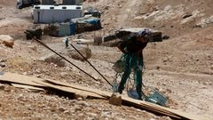 رحيل عدة عائلات عن خربة الحديدية بسبب عنف المستوطنين