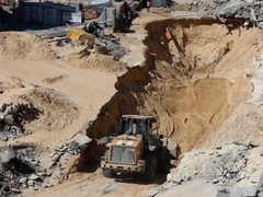 الاحتلال ينبش أكثر من 200 قبر في غزة بحثًا عن جثة آخر الأسرى الإسرائيليين