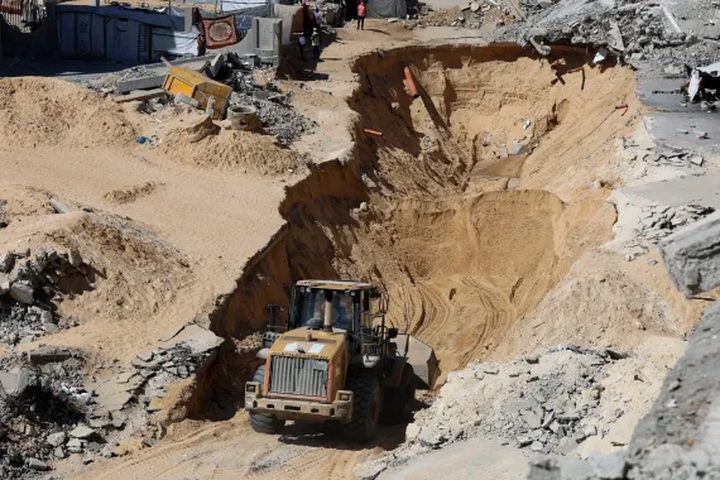 الاحتلال ينبش أكثر من 200 قبر في غزة بحثًا عن جثة آخر الأسرى الإسرائيليين