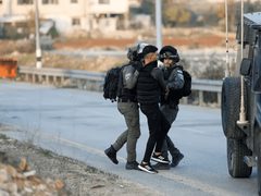 الاحتلال يعتقل شابا من مخيم شعفاط