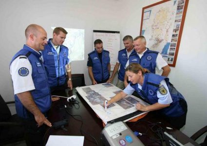 إيطاليا تستدعي سفير الاحتلال بعد توقيف مستوطن مسلح ضابطي أمن قرب رام الله