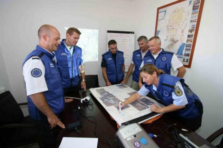 إيطاليا تستدعي سفير الاحتلال بعد توقيف مستوطن مسلح ضابطي أمن قرب رام الله