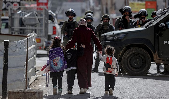 لليوم الثاني.. الاحتلال يواصل اقتحام كفر عقب وتعليق الدوام في المدارس