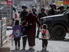 لليوم الثاني.. الاحتلال يواصل اقتحام كفر عقب وتعليق الدوام في المدارس