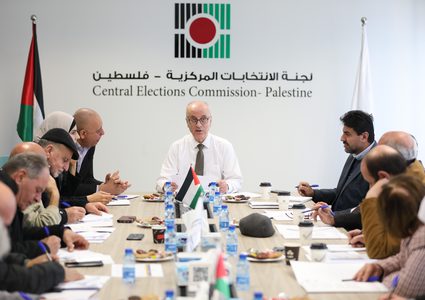 لجنة الانتخابات المركزية تبحث مع الأحزاب والفصائل الاستعدادات للانتخابات المحلية