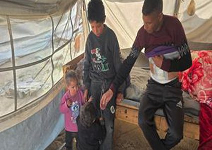 إطلاق نار يستهدف نازحين في خيام خان يونس وسط أوضاع إنسانية صعبة