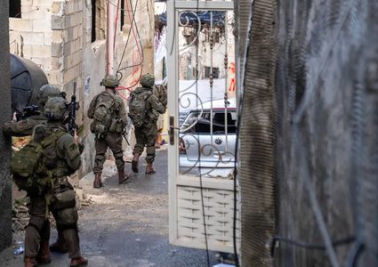 الاحتلال يفرض طوقًا عسكريًا على حزما ويغلق مداخلها ويحوّل مباني إلى ثكنات