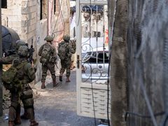 الاحتلال يفرض طوقًا عسكريًا على حزما ويغلق مداخلها ويحوّل مباني إلى ثكنات