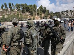 الاحتلال يقتحم حي المأذون ويغلق شارع المطار شمال القدس