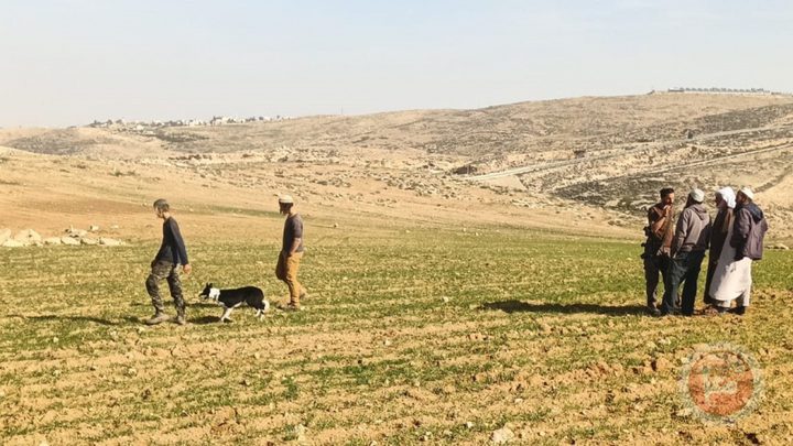 مستوطنون يهاجمون مواطنين في خربتي الفخيت والحلاوة بمسافر يطا