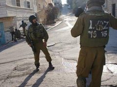 الاحتلال يواصل حصار وإغلاق حزما شمال شرق القدس لليوم الثاني