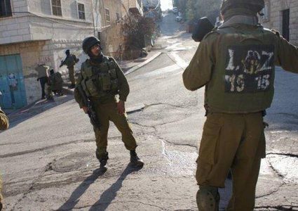 الاحتلال يواصل حصار وإغلاق حزما شمال شرق القدس لليوم الثاني