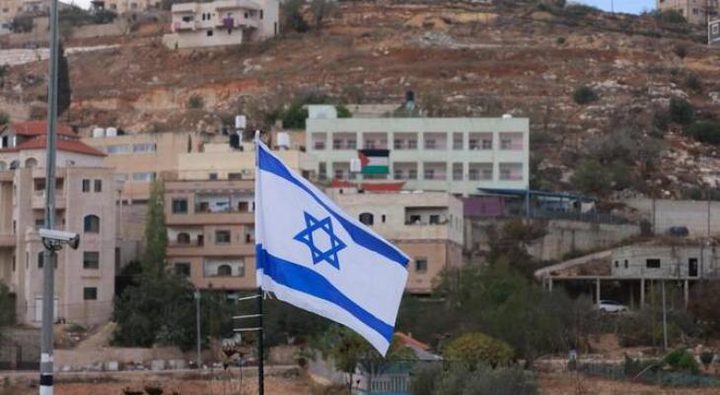 الاحتلال يرفع أعلامه على مبانٍ ومحال تجارية في مخيم طولكرم ومحيطه