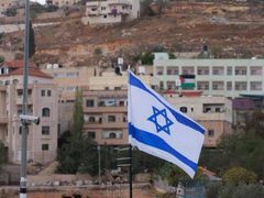 الاحتلال يرفع أعلامه على مبانٍ ومحال تجارية في مخيم طولكرم ومحيطه