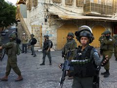 القدس: الاحتلال ينسحب من حزما بعد عدوان تخلله مداهمات واعتقالات وتنكيل