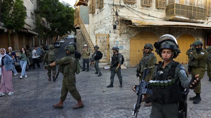 القدس: الاحتلال ينسحب من حزما بعد عدوان تخلله مداهمات واعتقالات وتنكيل