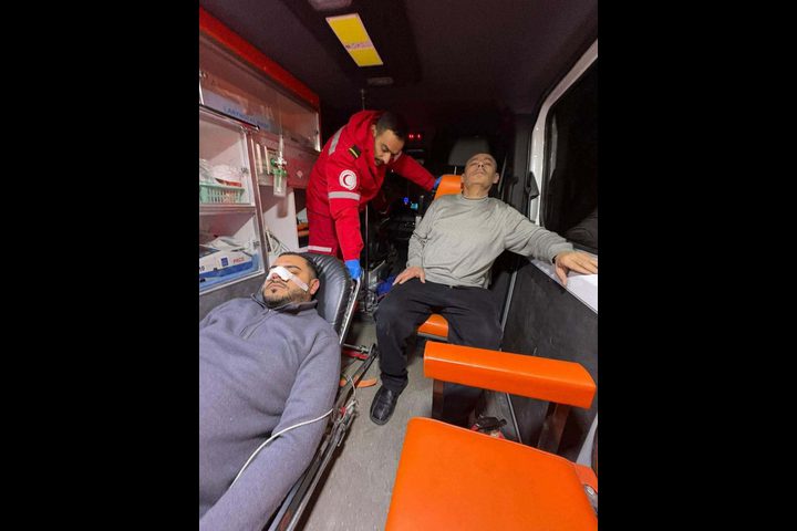 قوات الاحتلال تعتدي على طبيب ووالده ونجله خلال اقتحام مخيم الفوار جنوب الخليل