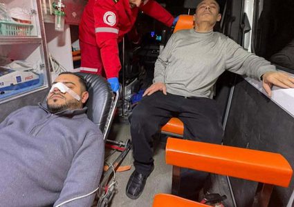 قوات الاحتلال تعتدي على طبيب ووالده ونجله خلال اقتحام مخيم الفوار جنوب الخليل