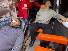 قوات الاحتلال تعتدي على طبيب ووالده ونجله خلال اقتحام مخيم الفوار جنوب الخليل