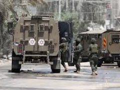 قوات الاحتلال تعتقل ثلاثة من أشقاء الشهيد قصي حلايقة وشابين في بلدة سعير