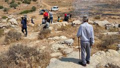 مستوطنون يجرفون أراضي في قرية أم صفا