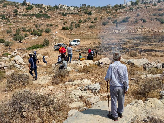 مستوطنون يجرفون أراضي في قرية أم صفا