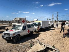 الاحتلال يسلم جثامين 15 شهيدًا من سكان قطاع غزة