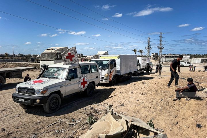 الاحتلال يسلم جثامين 15 شهيدًا من سكان قطاع غزة