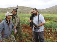 مستوطنون يتلفون 8 دونمات من حقول القمح والشعير في مسافر يطا