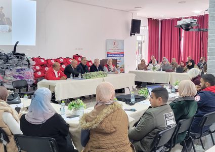 سلفيت: الهلال الأحمر يطلق حملتين لمناهضة العنف وتعزيز اللجان الصحية