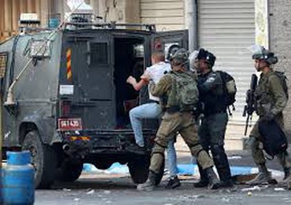 الاحتلال يعتقل مواطنين من بيتا جنوب نابلس