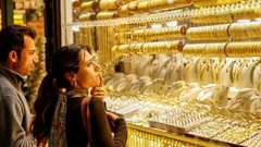 الذهب يتراجع في موجة بيع مفاجئة بعد اختراقه 5500 دولار