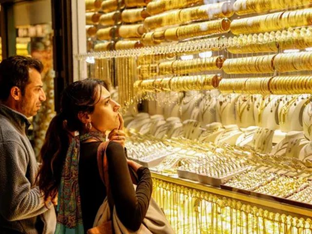 الذهب يتراجع في موجة بيع مفاجئة بعد اختراقه 5500 دولار