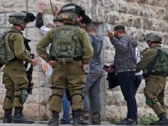 الاحتلال يحتجز شابا خلال اقتحام المزرعة الشرقية برام الله