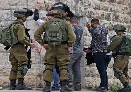 الاحتلال يحتجز شابا خلال اقتحام المزرعة الشرقية برام الله