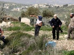 مستوطنون يهاجمون شابين في قرية يبرود شمال شرق رام الله