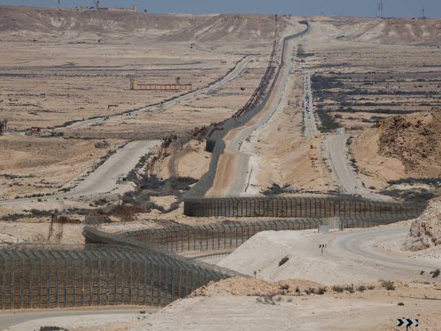 جيش الاحتلال يعلن إحباط محاولة تهريب أسلحة من مصر